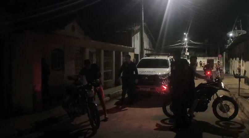 A imagem em destaque mostra policiais militares no local onde os veículos estavam escondidos.